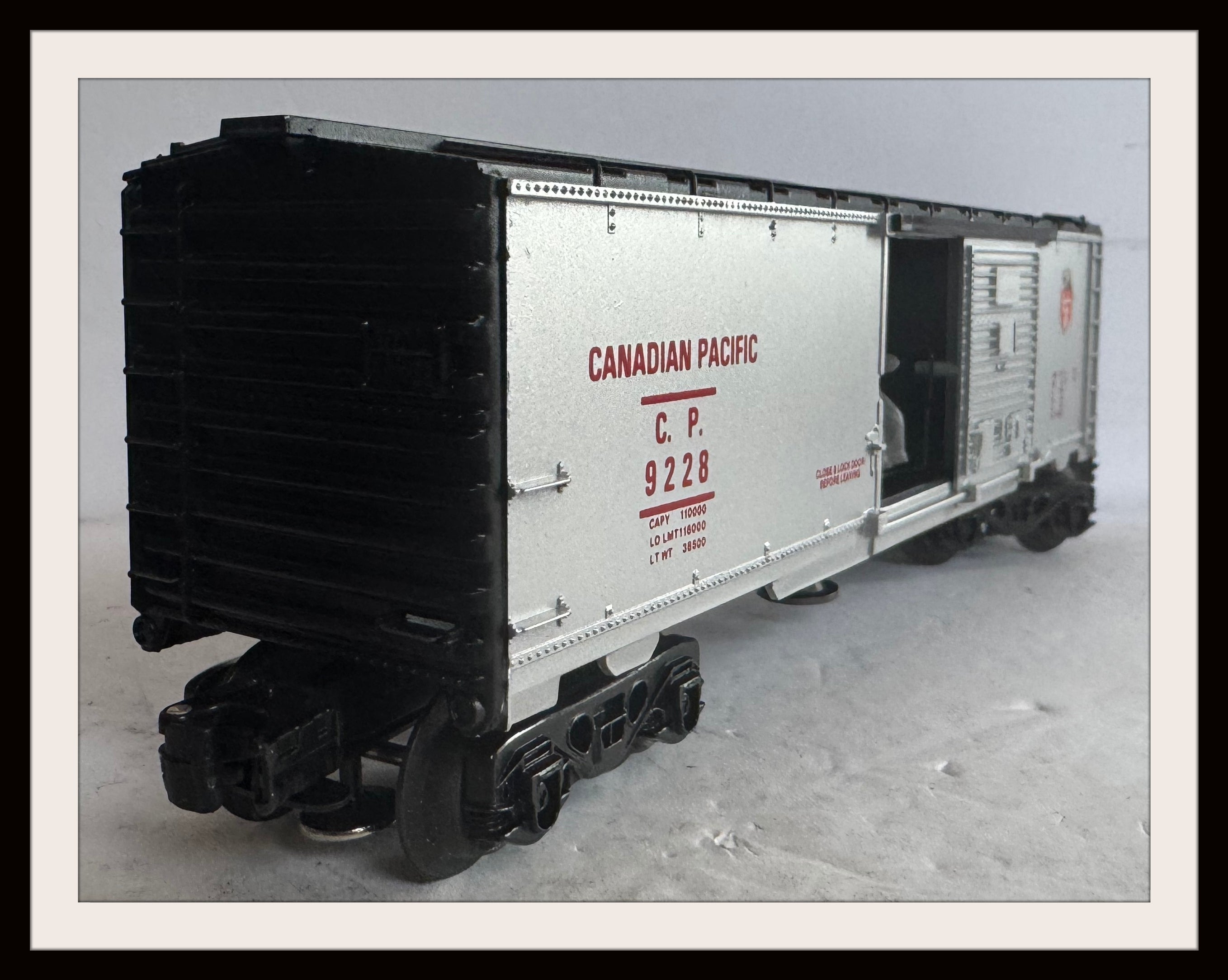 Lionel Canadian Pacific Box Car Car # 9228 with operating Trainman
