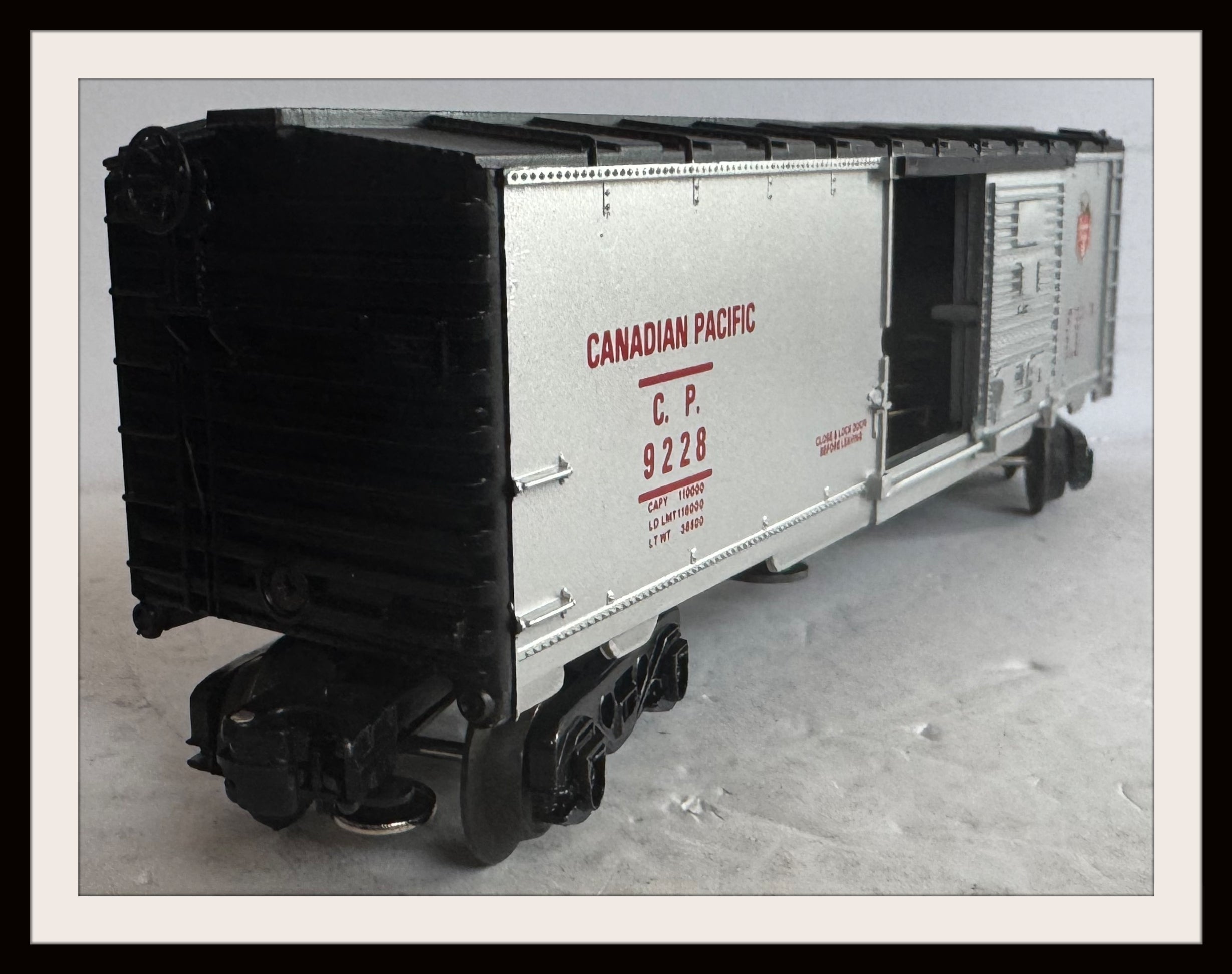 Lionel Canadian Pacific Box Car Car # 9228 with operating Trainman