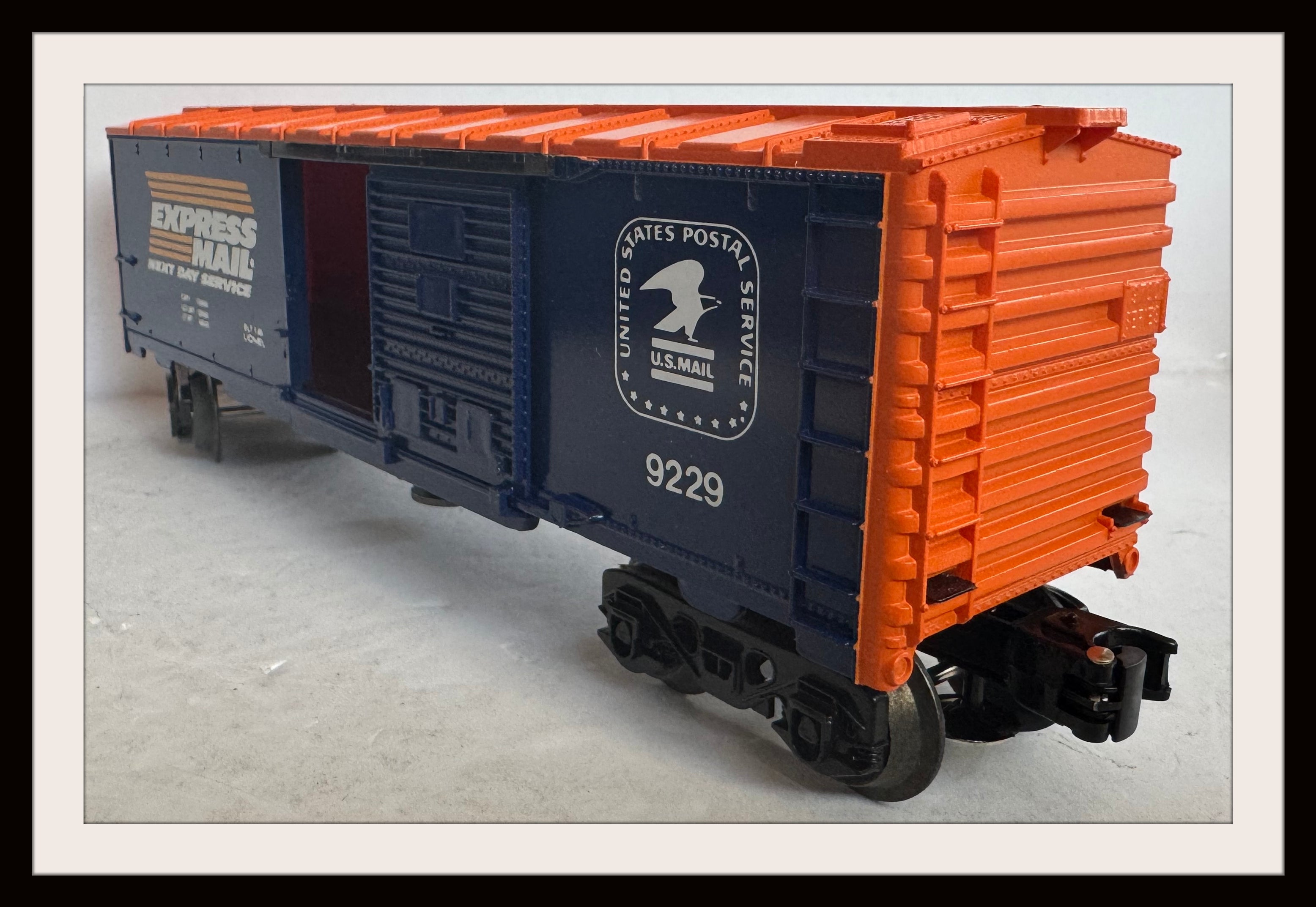 Lionel Express Mail Box Car with Operating Mailbag Man N.O.S.