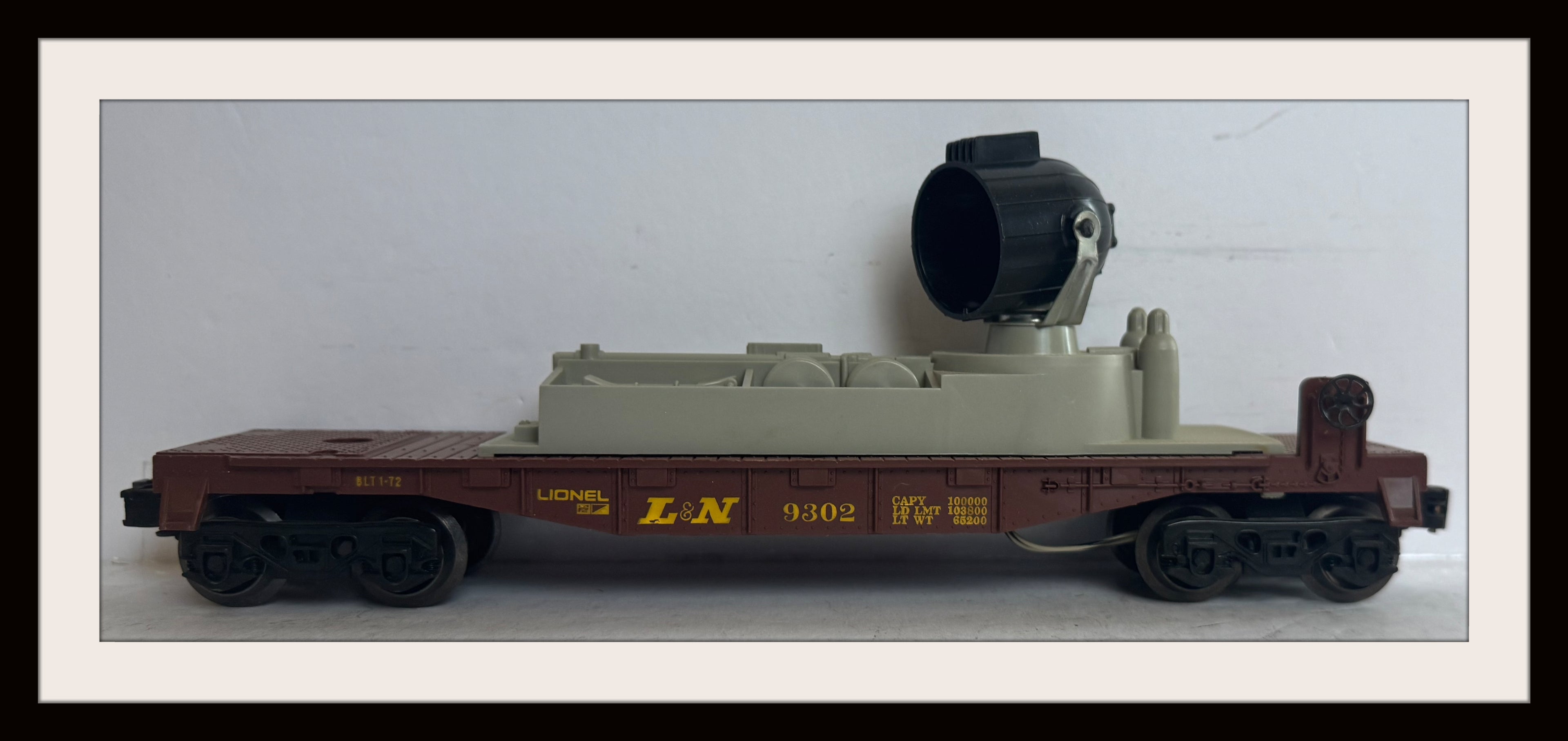 Lionel L & N Flat Car with Search Light # 9302