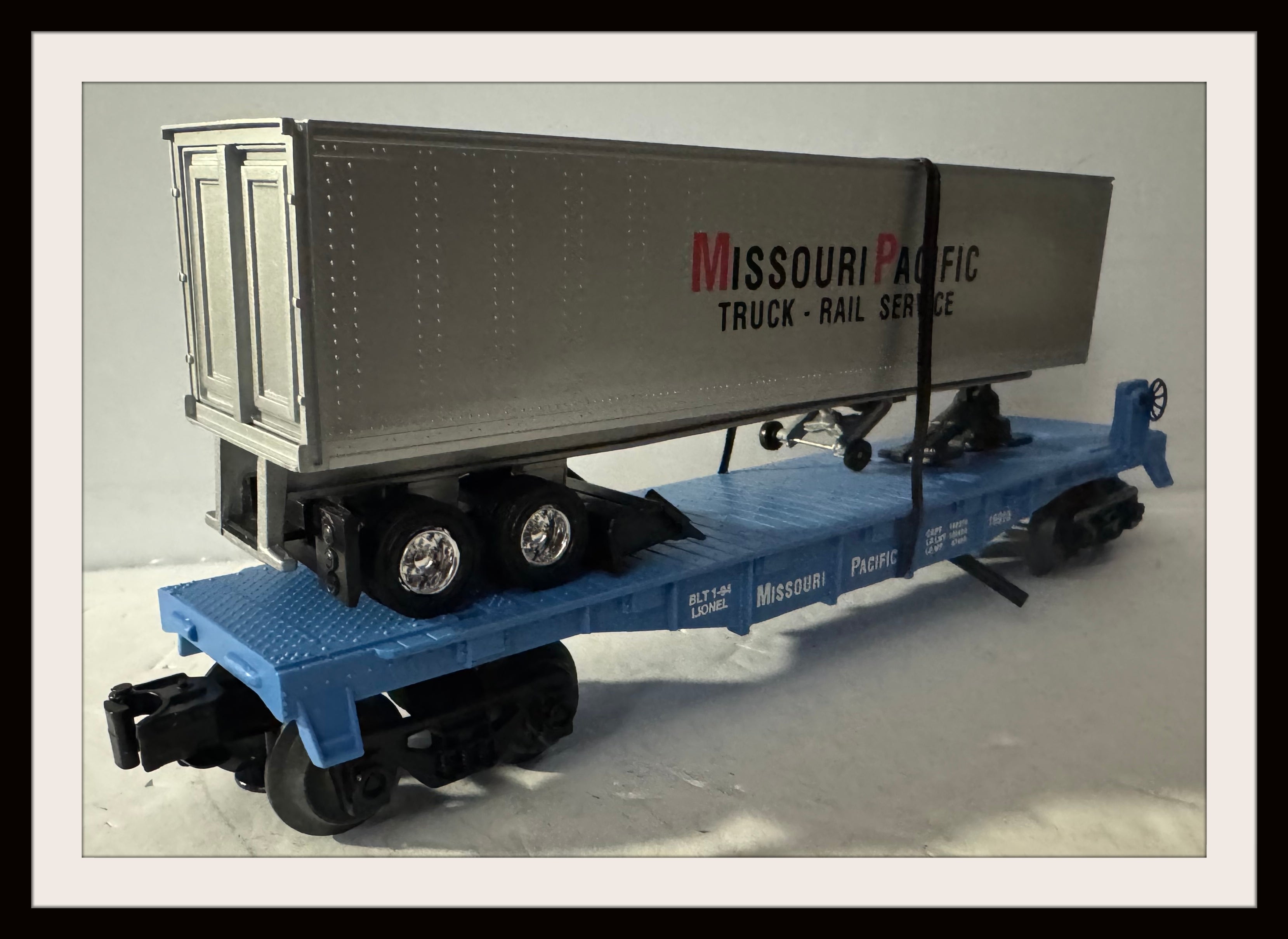 Lionel Missouri Pacific Flat Car with Semi Trailer # 16910 N.O.S.