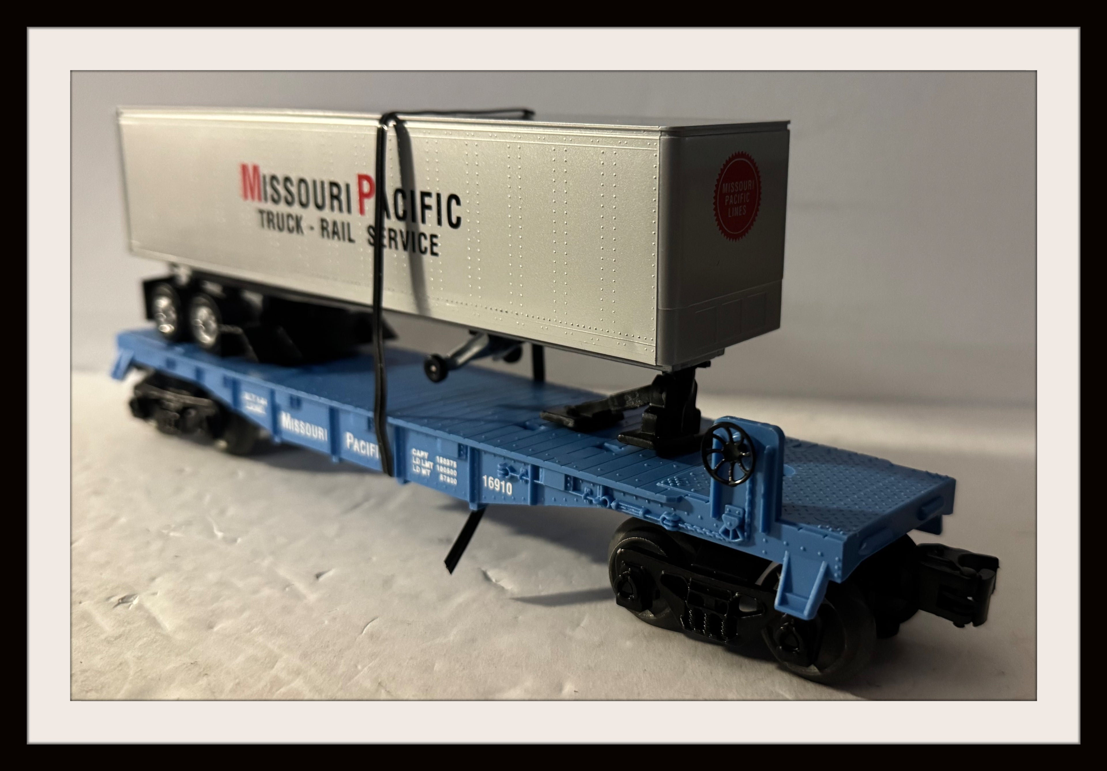 Lionel Missouri Pacific Flat Car with Semi Trailer # 16910 N.O.S.