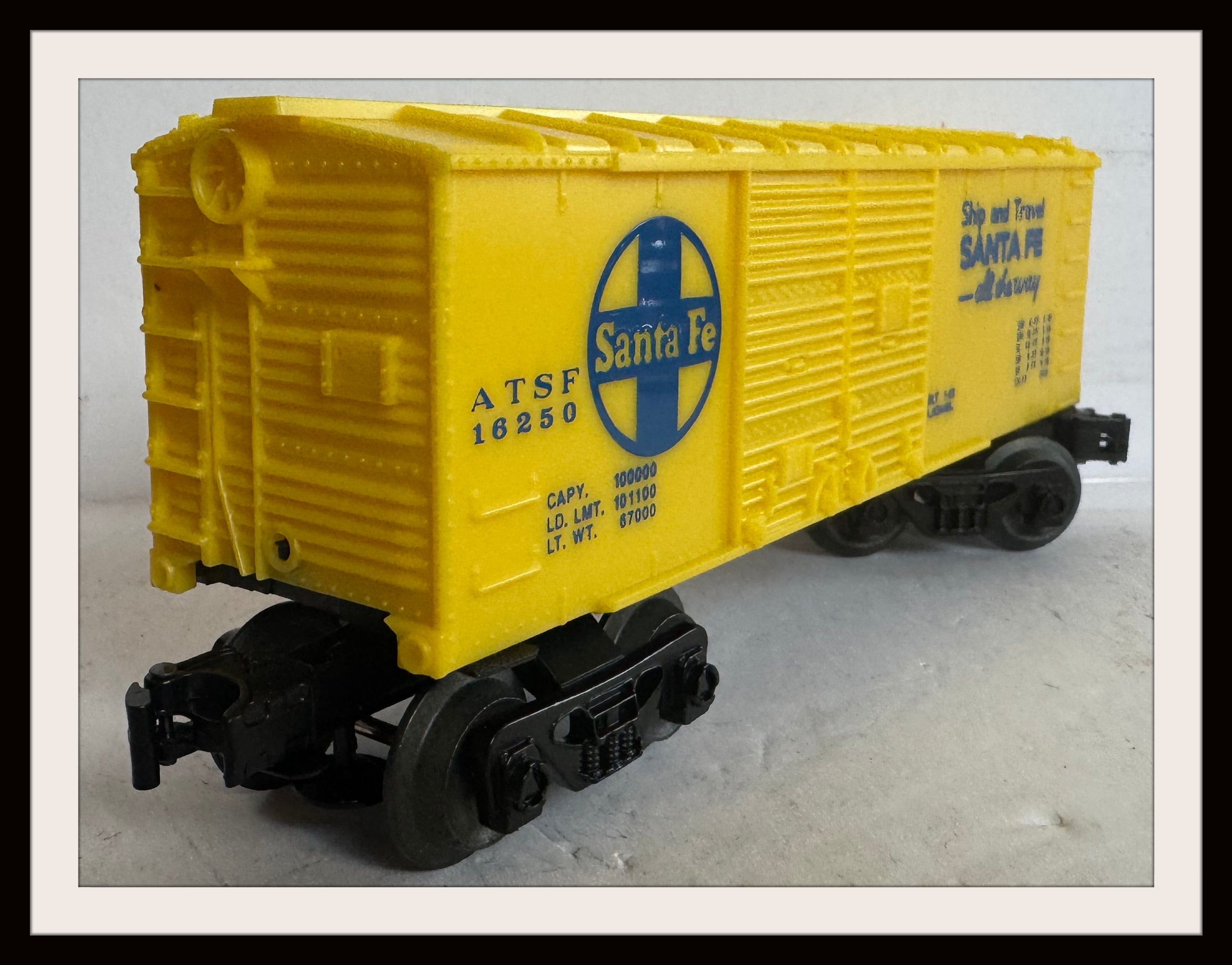 Lionel Santa Fe Box Car # 16250